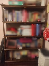 Libreria in legno; colore marrone; 5 ripiani, 1 cassetto; 115 x 29,4 x 182