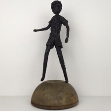 SCULTURA UOMO SOSPESO IN FERRO