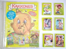 Kakkones Gioco di Carte Set Base Completo 96 Carte + Raccoglitore Sgorbions GPK Italia