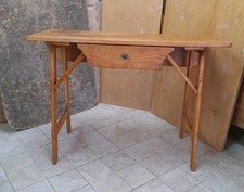 Antico Tavolino A Capretta In Abete Epoca 800 Pugliese Con Alzatina Laterale.