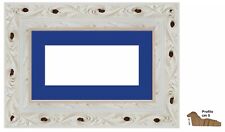 Cornice in legno bianca traforata lucida con passepartout blu per poster  stampe