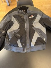 Giacca da moto SPIDI T60 trasformabile in gilet con fodera interna removibile.