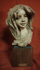 Scultura in terracotta su base