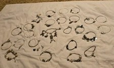 Lotto di 23 bracciali charm