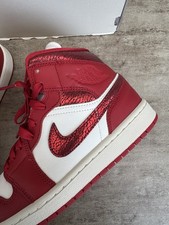 Nike WMNS Air Jordan 1 MID SE