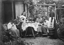 Un pomeriggio di lettura, famiglia borghese.  Fotografia antica, fine art.