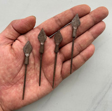 Strumento da caccia da guerra vintage fatto a mano con punta di freccia in ferro