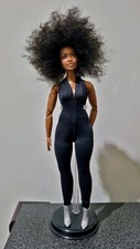 NO BOX Barbie bambola Mattel firma sembra afro ragazza bruna bella tuta