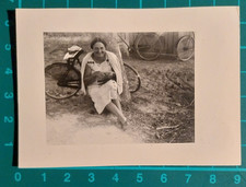 FOTO DONNA IN BICI SEDUTA -