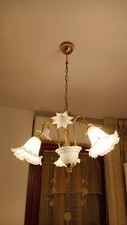 Lampadario murano con fiori color bianco, tre grandi e tre piccoli e color oro. 