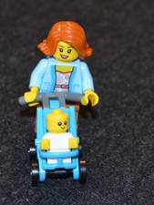 Mamma con bambino e passeggino