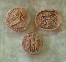 CIONDOLI TERRACOTTE NON ANTICA APPENDE MURARE GELO OK  8X7 MEDUSA 8/_7/ circa