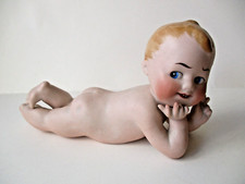 Goebel AK 666/4 antica statuina biscuit bambino sdraiato