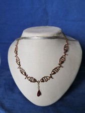 girocollo in bronzo con motivi estivi e pendente vera radice di rubino naturale