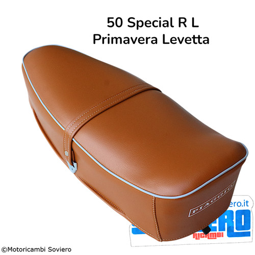 Sella marrone con - scritta, rigo