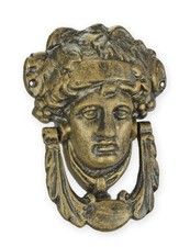 Un battiporta athena in ghisa