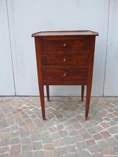 COMODINO A TRE CASSETTI IN