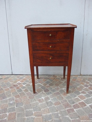 Comodino tre cassetti in - a,