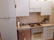 Cucina con piano cottura e forno + divano, usati ma ben conservati