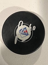 Disco da hockey firmato a mano