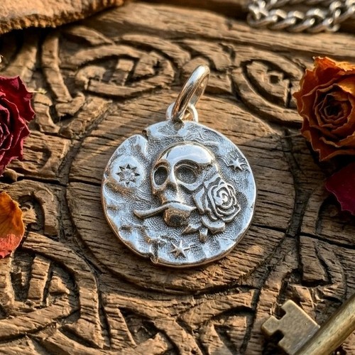 Ciondolo rosa teschio argento