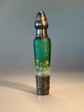 Una fiaschetta per liquore in vetro Daum Nancy montata in argento.