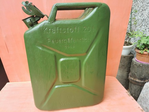Vecchio contenitore tanica - vecchio,