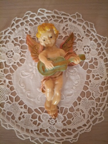 Vecchia statua angioletto con