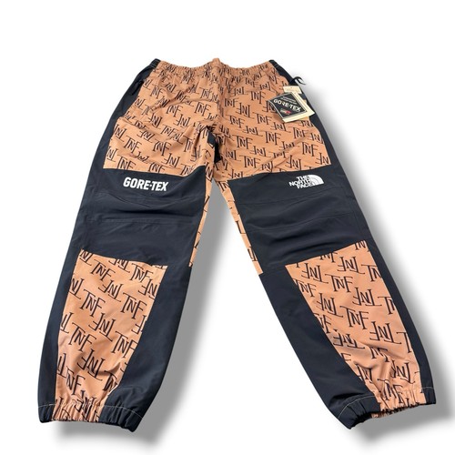 Pantaloni nuovi con etichette