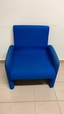 Poltroncina In Stoffa Azzurra Per Ufficio O Sala D’attesa
