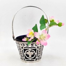 Eleganter Jugendstil Henkelkorb aus 800er Silber mit blauem Glaseinsatz