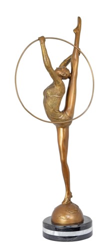 Una scultura bronzo - in,