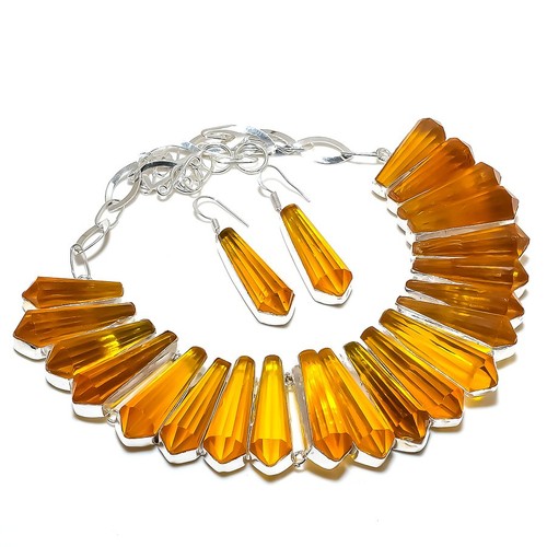 Collana con pietre preziose - , a