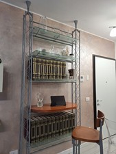 Libreria elegante in metallo e vetro con sgabello incluso