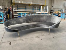 DIVANO IN VELLUTO GRIGIO GAMBE IN OTTONE STILE ANNI ‘50