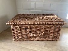 Cestino da picnic rettangolare vintage in legno di vimini e canna spaccata coperchio e manico