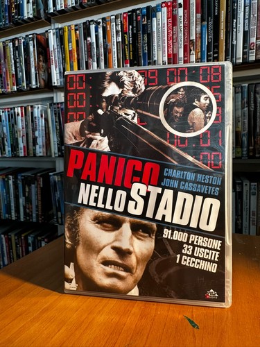 Panico nello stadio con - (1976),