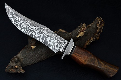 Coltello fatto mano in - a,