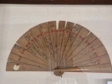 Antico Ventaglio In Legno Con Scritte. Teca In Legno. Primi anni 1900