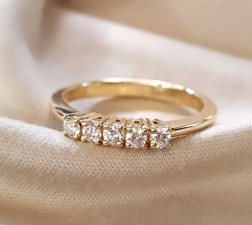 Anello con cinque pietre