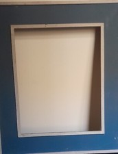 Cornice in legno bordi bianchi esterni ed interni e resto di colore azzurro