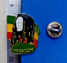 Distintivo FREEDOM su bandiera rosso gialla verde