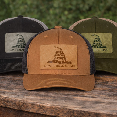 Cappello con toppa inciso
