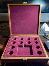 BOX  IN LEGNO PREGIATO MARRONE CHIARO  PER MONETE STERLINE ORO (NON INCLUSE)