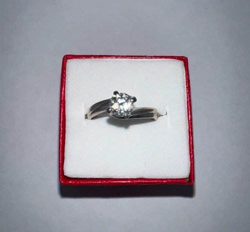 Anello solitario con diamante