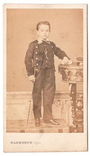 Jeune garçon uniforme canne