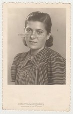 Bella attraente giovane donna