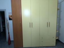 Armadio cameretta colore giallo e legno