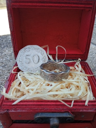 Anello realizzato con - , una