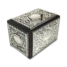 Scatole argento e legno